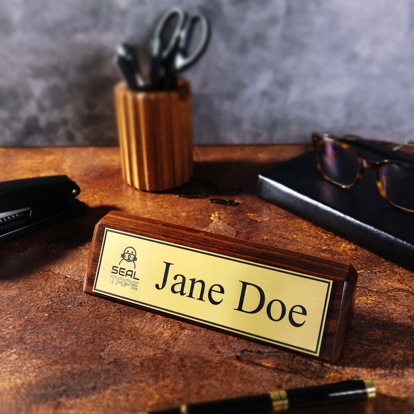 placa de escritorio grabada en oro senal de mesa personalizada placa de oficina de madera personalizada placa con logotipo de empresa placa ejecutiva grabada regalo para compañero de trabajo placa ejecutiva de oficina nuevo trabajo placa titulo