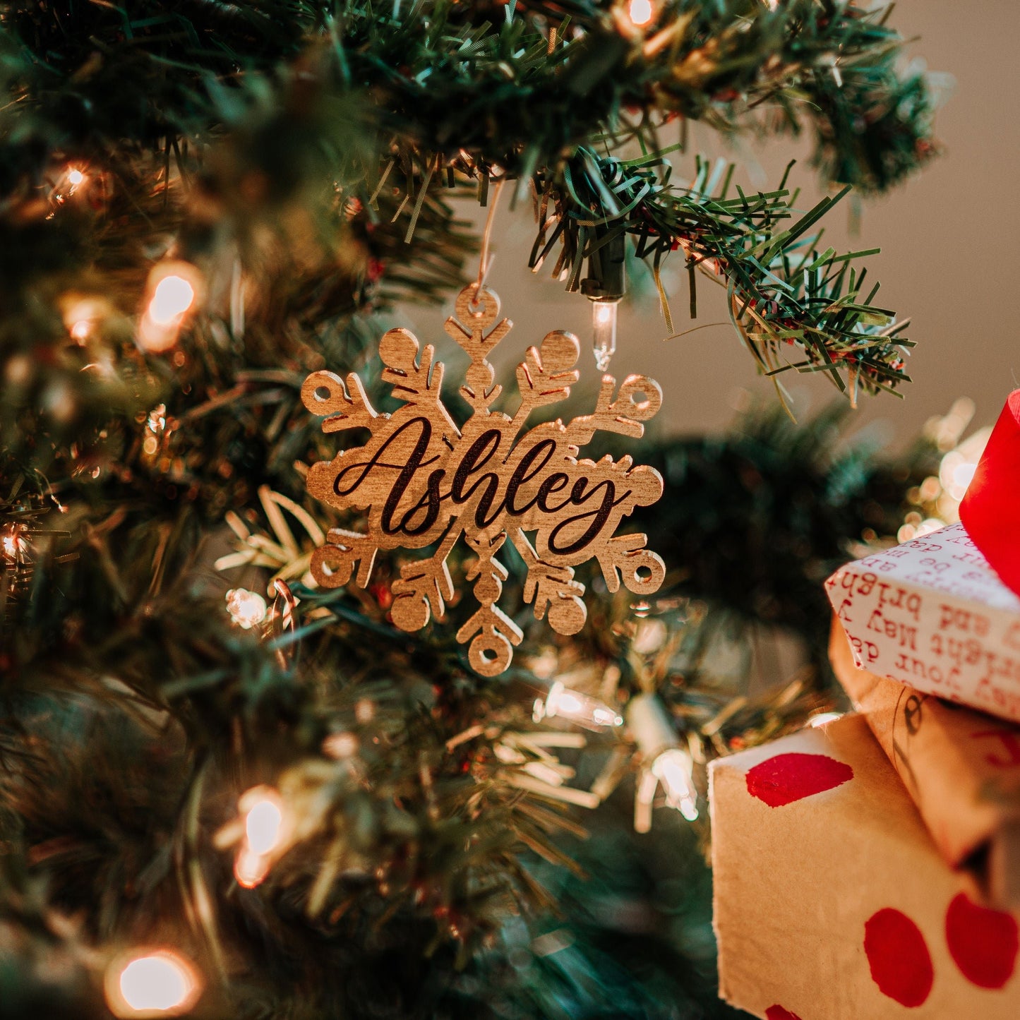 gold wood stocking tags snowflakes, stocking name tags, name ornament christmas, christmas place cards, name ornament, christmas name tags, christmas stocking name tags, christmas stocking tags, christmas table decor, christmas stockings tag